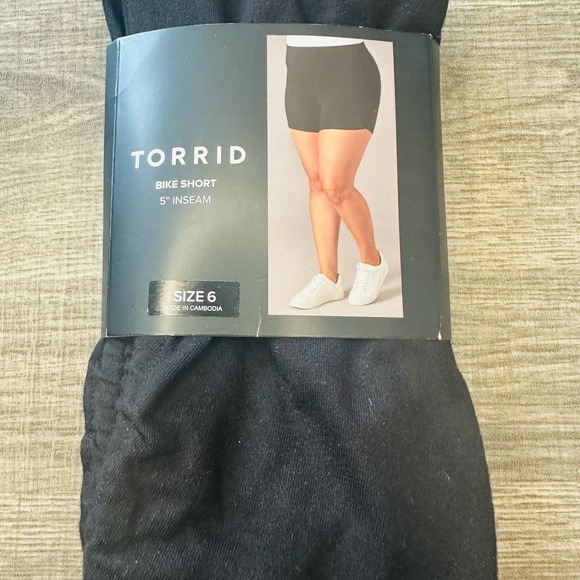 Torrid Women's Black High Rise Stretch Ruched Side Bike Short Size 6X - Picture 2 of 3
